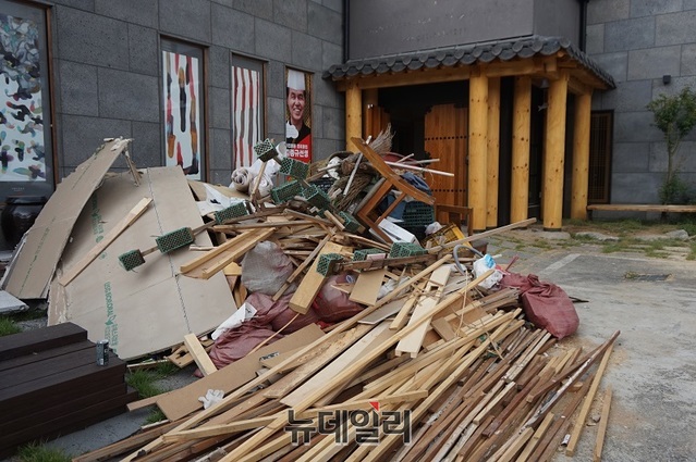 ▲ 최근 극도로 경색된 한‧일관계와 드높은 반일 감정의 영향으로 일본제품에 대한 불매운동이 확산되면서 일식집 개업 3개월 만에 문을 닫은 충남 천안시 두정동 이자카야 수 일식집. 이 음식점은 일식집에서 한식집으로 업종 변경을 위해 인테리어 공사를 하고 있은 가운데 음식점 내부에서 뜯어낸 자재가 수북히 쌓여있다.ⓒ김정원 기자