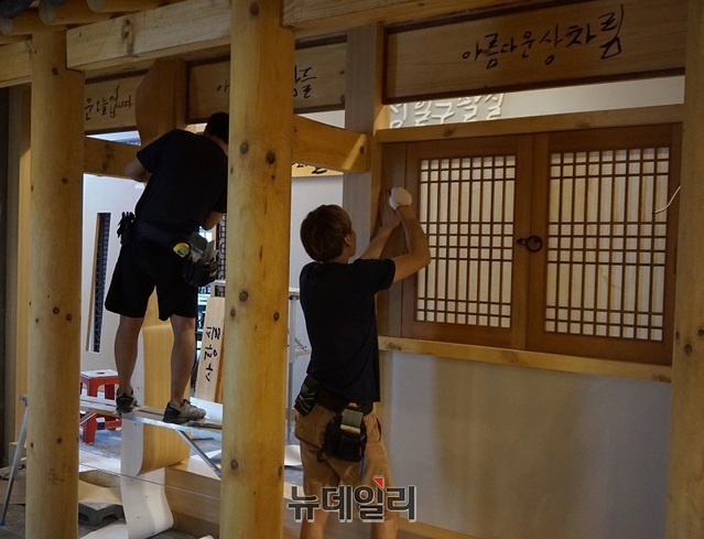 ▲ 충남 천안 두정동 이자카야 수 일식집이 한정식 음식점으로 업종을 바꾸면서 인테리어공사가 한창 진행되고 있다.ⓒ김정원 기자