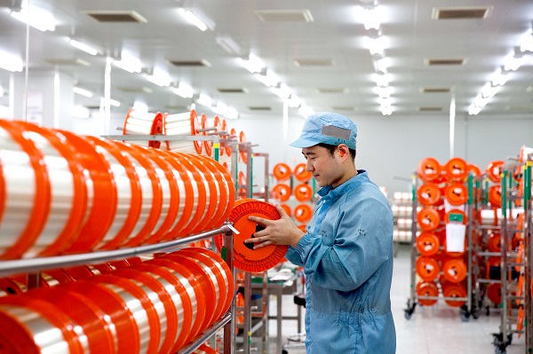 ▲ LS전선 직원이 생산된 광케이블을 점검하고 있다. ⓒLS전선