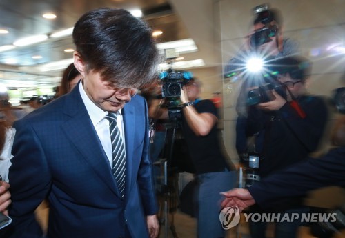 ▲ 조국 법무부 장관 후보자가 지난 21일 오전 서울 종로구 적선 현대빌딩으로 출근하며 불거진 의혹과 관련해 입장을 밝힌 뒤 인사청문회 준비 사무실로 들어갔다. ⓒ연합뉴스