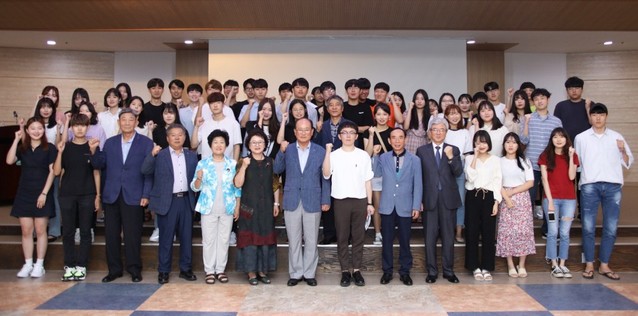 ▲ 지난 21일 단양군청에서 류한우 단양장학회 이사장(앞줄 가운데)과 장학금을 수혜 받은 학생, 장학회 이사등이 한자리에 모여 화합과 우의를 다지고 지역발전을 위한 다짐으로 기념촬영을 하고 있다.ⓒ단양군