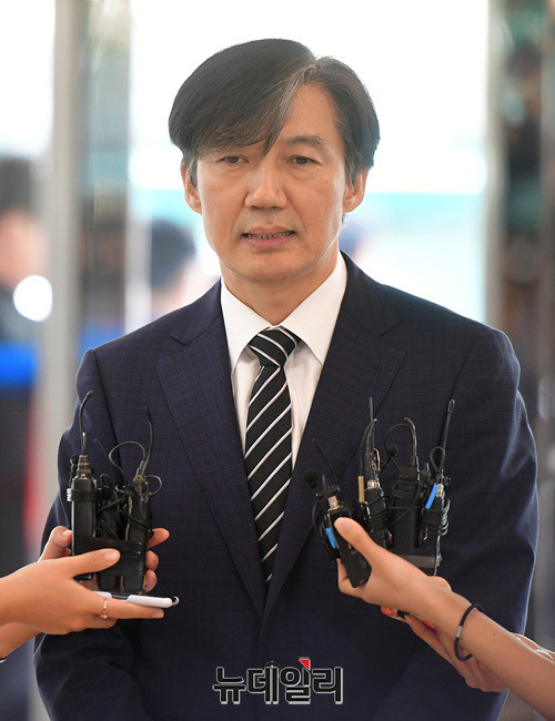 ▲ 딸의 대학 입학 등을 위한 특혜와 가족들의 부동산 위장매매 등으로 몸살을 앓고 있는 조국 법무부 장관 후보자 ⓒ정상윤 기자