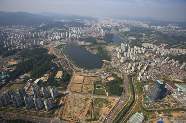 ▲ 자료사진. 광교호수공원 일대 항공뷰. ⓒ포애드원