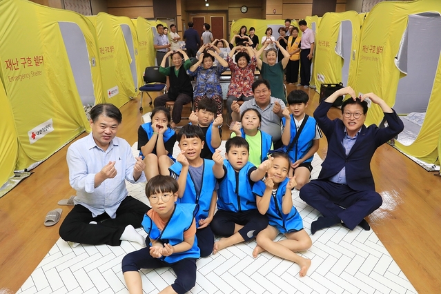 ▲ 지산1동 행정복지센터 2층 회의실에 마련된 야간 무더위 쉼터를 방문한 김대권 수성구청장.ⓒ수성구