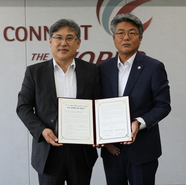 ▲ 22일 한국교통대 대학본부에서 전문수 교통대 산학협력단장(오른쪽)과 강희갑 마이크로병원 총괄이사가 '보건 분야 교육 및 전문 인력 교류'를 위한 업무협약을 맺고 기념촬영을 하고 있다.ⓒ한국교통대