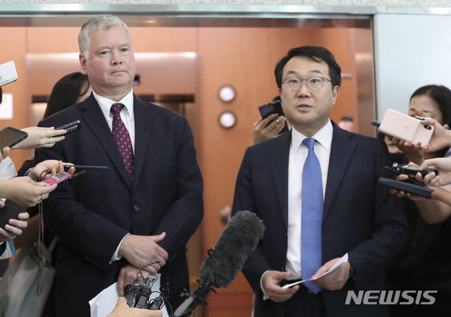 ▲ 지난 21일 외교부에서 이도훈 한반도 평화교섭 본부장과 회담을 한 뒤 기자들 앞에 선 스티븐 비건 미국 국무부 대북정책 특별대표. ⓒ뉴시스. 무단전재 및 재배포 금지.