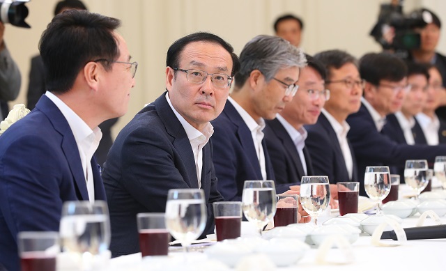 ▲ 오세정 서울대 총장이 22일 청와대 본관에서 열린 국립대 총장단 초청 오찬에서 문재인 대통령의 인사말을 듣고 있다. ⓒ뉴시스