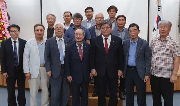 ▲ 충북과총은 22일 충북대 학연산공동기술연구원 대회의실에서 ‘충북지역 바이오화장품산업 네트워크 구축 및 지역특화천연소재 개발’을 주제로 충북지역 활성화 토론회를 열었다.ⓒ충북과총