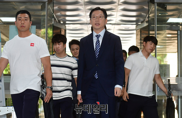 ▲ 김경수 경남도지사가 22일 서울고법 형사2부(차문호 부장판사) 심리로 열린 본인의 항소심 공판에 출석하고 있다. ⓒ정상윤 기자