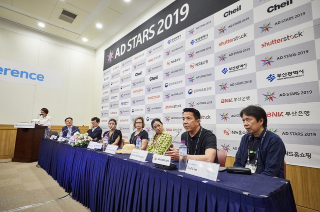 ▲ 2019 부산국제광고제(조직위원장 오거돈 부산시장)가 22일인 오늘 행사를 개막하고, 오후 3시부터 부산 벡스코 컨벤션홀 프레스룸에서 기자회견을 진행했다. 왼쪽부터 정상수 운영위원, 최환진 집행위원장, 조안나 몬테이로(Joanna Monteiro) 심사위원장, 로빈 피츠제럴드(Robin Fitzgerald) 심사위원장, 주리펑 타이둠롱(Jureeporn Thaidumrong) 심사위원장, 멜빈 만가다(Melvin M. Mangada) 심사위원장, 테드 림(Ted Lim) 심사위원장 ⓒ부산국제광고제