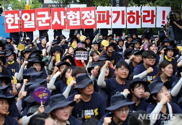 ▲ 한일 군사정보보호협정(GSOMIA) 파기는 좌익 진영에서 꾸준히 제기했던 요구다. 사진은 대학생 통일 대행진단의 지소미아 파기 촉구 시위. ⓒ뉴시스. 무단전재 및 재배포 금지.