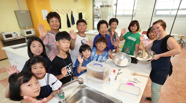 산청 금서초교 학생들이 22일부터 1박2일간 대구경북영어마을 영어캠프에 참가하고 있다.(사진왼쪽부터 구익기, 배종임, 박순달 할머니와 학생들이 요리실 영어체험에 나선 모습)ⓒ영진전문대