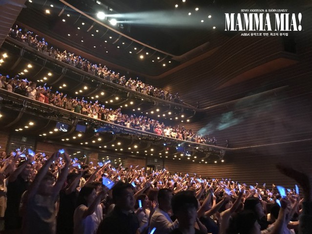 ▲ 지난 22일 200만 관객을 돌파한 뮤지컬 '맘마미아!' 커튼콜 객석 모습.ⓒ신시컴퍼니