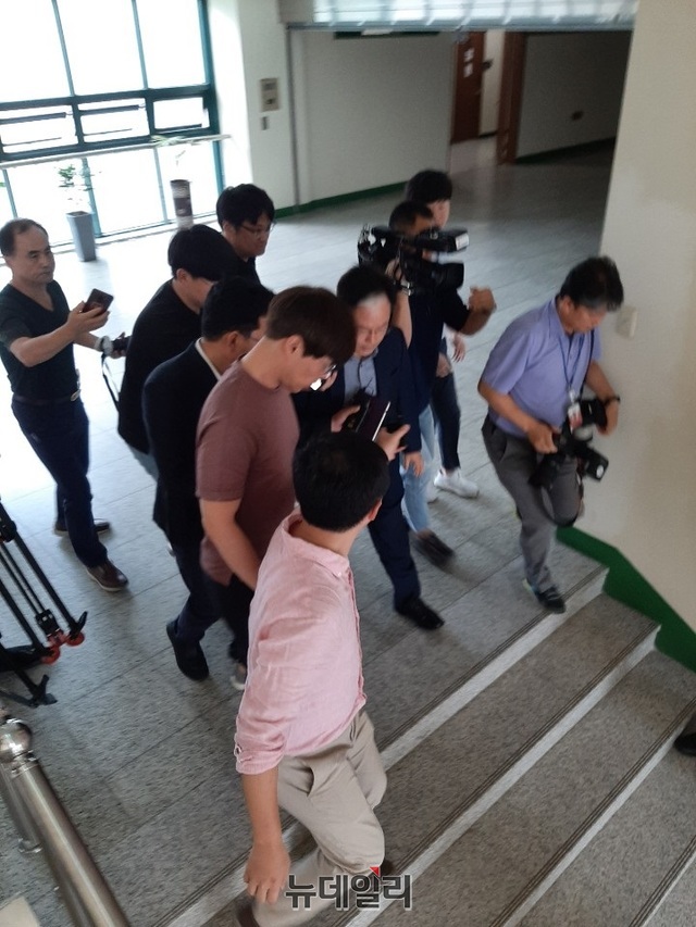 ▲ 조국 법무부장관 후보자의 딸 논문 제3저자 등재와 관련해 공주대 연구윤리위원회에 참석한 임경호 산학연구본부장 겸 산학협력단장이 기자들을 피해 급히 회의장을 빠져 나가고 있다.ⓒ박근주 기자