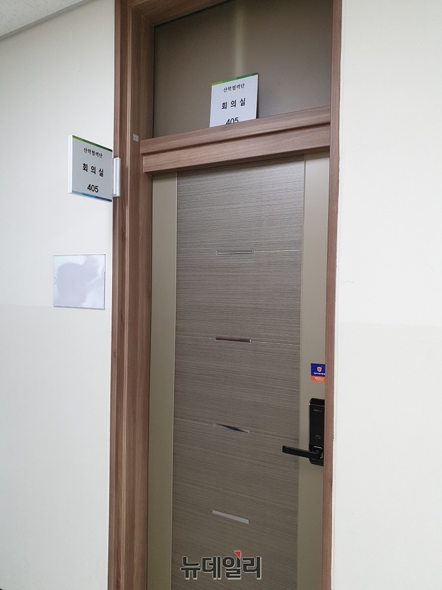 ▲ 법무부장관 후보자 조국의 딸 논문 제3저자 등재와 관련해 23일 공주대에서 비공개로 연구윤리위원회가 열렸다. 사진은 공주대 연구윤리위원회가 열렸던 산학협력단 405호실.ⓒ박근주 기자