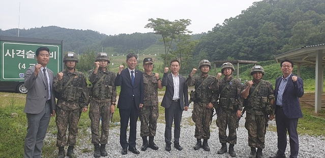 ▲ 지난 22일 이영화 교학부총장이 충북 괴산 육군학생군사학교를 방문해 하계 입영훈련 중인 대구한의대 198학생군사교육단(ROTC) 후보생들을 격려했다.ⓒ대구한의대