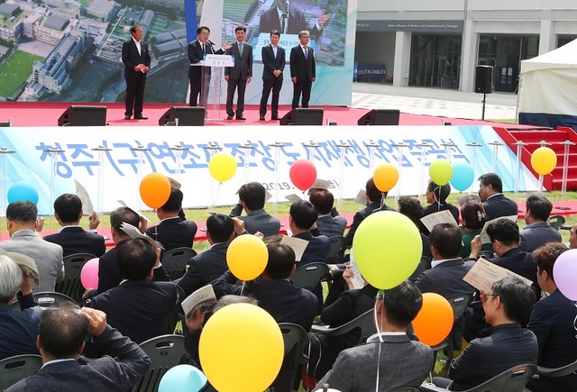 ▲ 한범덕 청주시장이 23일 옛청주연초제조창 도시재생사업을 통해 문화제조창으로 재탄생한 것을 축하하는 준공식에 참석, 인사말을 하고 있다.ⓒ청주시