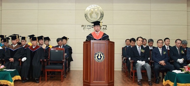 ▲ 청주대학교 차천수 총장이 23일 보건의료과학대학 청암홀에서 열린 2018학년도 후기 학위수여식에서 식사를 하고 있다.ⓒ청주대