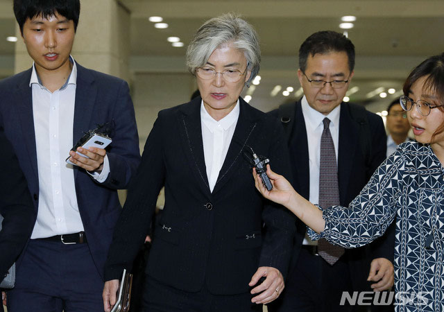 ▲ 지난 22일 한일 외교장관 회담을 마치고 인천공항으로 입국하는 강경화 외교부 장관. ⓒ뉴시스. 무단전재 및 재배포 금지.