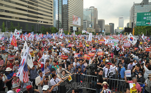 ▲ '살리자 대한민국! 文정권 규탄 광화문 집회' 참가자들이 24일 오후 서울 종로구 세종문화회관 앞에서 피켓을 들고 구호를 외치고 있다.
이날 한국당은 조국 법무부장관 후보자 지명 철회와 한일군사정보보호협정(GSOMIA·지소미아) 종료 결정 재검토를 촉구했다.ⓒ이기륭 기자