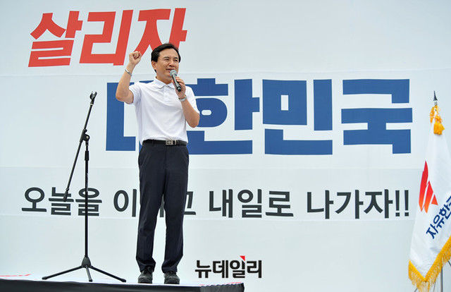 ▲ 김진태 자유한국당 의원이 24일 오후 서울 종로구 세종문화회관 앞에서 열린 '살리자 대한민국! 文정권 규탄 광화문 집회'에서 발언을 하고 있다.ⓒ이기륭 기자