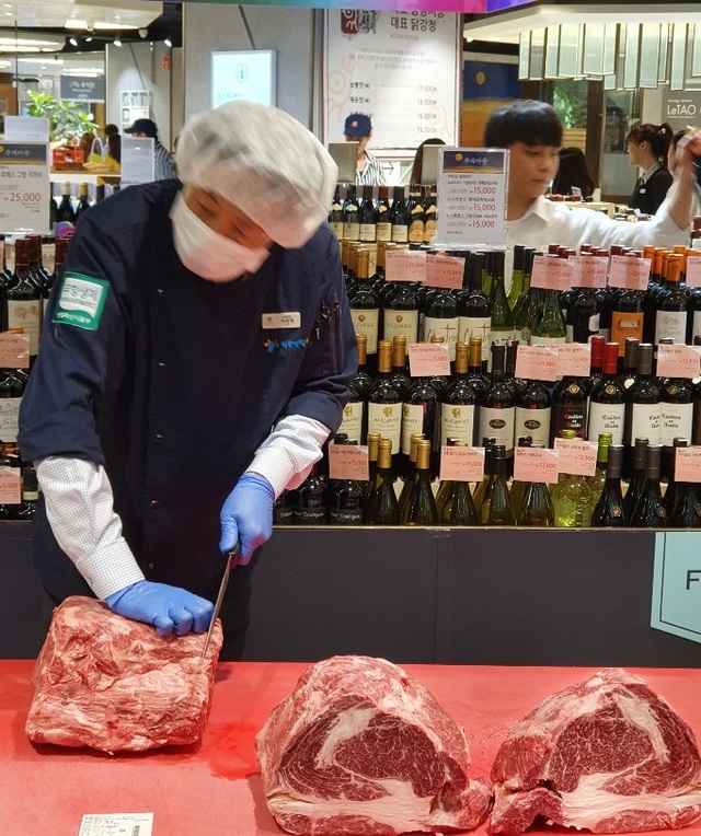 ▲ 지난 7월 충북 음성 홍창영 농장에서 생산된 역대 최대 슈퍼한우가 출하된지 한달 만에 숙성기간을 거쳐 소비자들에게 판매되고 있다. 서울 롯데백화점은 지난 23일 등심 1kg에 25만원에 판매를 시작했다.ⓒ농협사료
