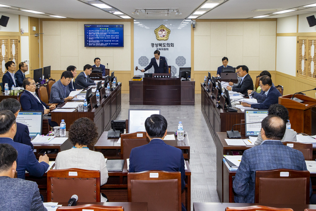 ▲ 경북도의회 교육위원회(위원장 곽경호)는 제310회 임시회 기간인 지난 22일 상임위원회를 열고 조례안 7건을 심사·의결하며 활발한 활동을 펼쳤다.ⓒ경북도의회