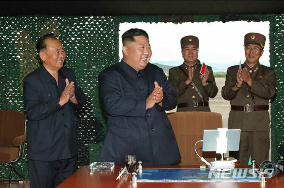 ▲ 북한은 김정은 국무위원장이 24일 신형 초대형 방사포 시험사격을 지휘했다고 밝혔다. ⓒ뉴시스