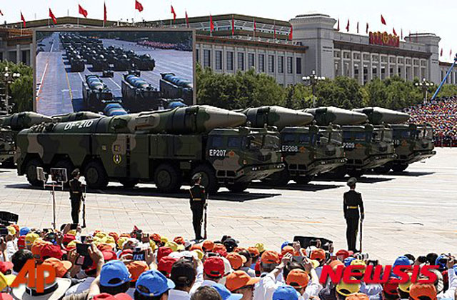 ▲ 2015년 9월 전승절 열병식에 등장한 중국 인민해방군의 중거리 탄도미사일 DF-21. 백두산 북쪽에도 다량 배치돼 있다. ⓒ뉴시스. 무단전재 및 재배치 금지.