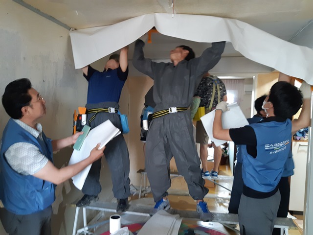 ▲ 송도동 독거노인 가정을 방문한 리폼봉사단원들이 도배와 장판 등을 새로 교체하는 모습.ⓒ포스코