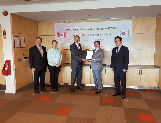 ▲ 차성수 이사장(오른쪽에서 두번째)와 캐나다의 원자력연구소인 CNL 마크 레신스키 사장(오른쪽에서 세번째)과 상호협력을 위한 업무협약서를 교환하고 있다.ⓒ방폐장