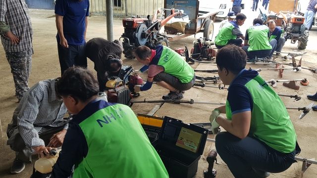 ▲ 경북농협(본부장 도기윤)은 지난 24일 경주에서 영농철을 대비한 농기계 무상 순회수리 봉사를 펼쳤다.ⓒ경북농협