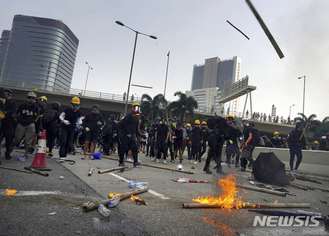 ▲ 지난 24일 홍콩 카오룽 일대에서 벌어진 시위 모습. ⓒ뉴시스 AP. 무단전재 및 재배포 금지.