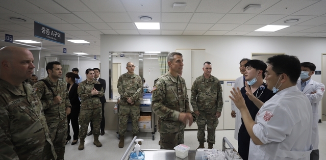 ▲ 주한미군 제 65의무여단 및 브라이언 올굿 육군병원 일행이 23일 계명대 동산병원(병원장 송광순)을 방문했다.ⓒ동산병원