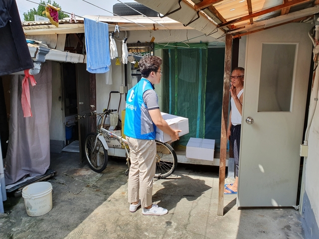 ▲ 대구도시공사(사장 이종덕)가 대구역·칠성시장 일대 쪽방촌을 찾아 ‘쪽방 취약계층 위문 자원봉사활동’을 실시했다.ⓒ대구도시공사