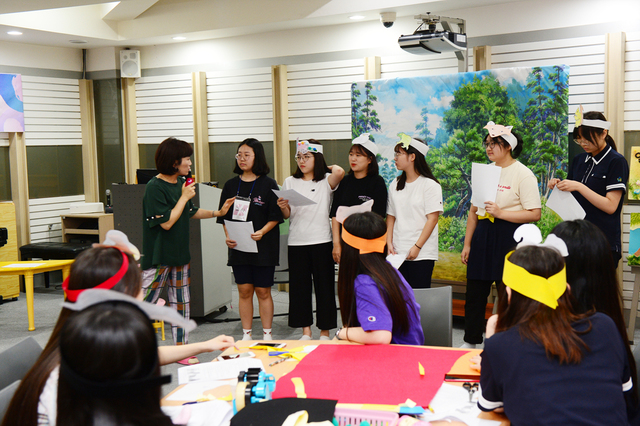 ▲ 21일 대구보건대학교 유아교육과 실습실에서 열린 ‘예비유아교사 체험교실’에서 대구시 수성고등학교 학생들이 동화속 인물을 만들고 동극을 발표하는 체험을 하고 있다.ⓒ대구보건대