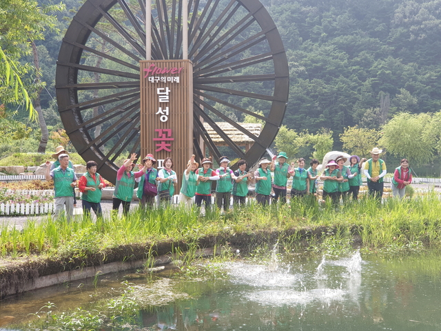 ▲ 달성군 옥포읍새마을협의회·부녀회는 지난 23일 송해공원 일대에서 EM흙공 1500개 던지기 행사를 가졌다.ⓒ달성군