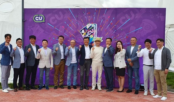 ▲ 류왕선 BGF리테일 상품·해외사업부문장(왼쪽에서 일곱번째)과 간호약 아딜비시 프리미엄그룹 회장(왼쪽에서 여덟 번째) 등 양측 관계자들이 기념 촬영을 하고 있다ⓒBGF리테일