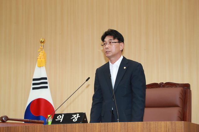 ▲ 예천군의회 신동은 의장이 26일 오전 11시 본회의장에서 제230회 임시회 개회사를 하고 있다.ⓒ예천군의회