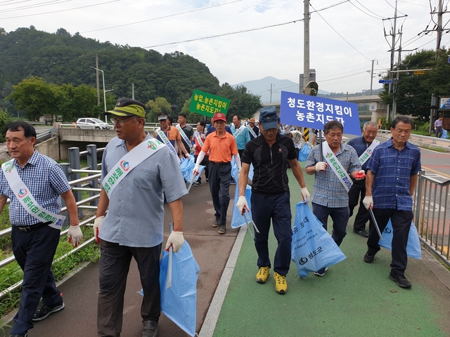 ▲ 농촌지도자청도군연합회 회원 60여명이 지난 23일 청도시가지 일대를 다니며 환경정화 활동을 펼쳤다.ⓒ청도군