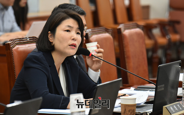 ▲ 26일 국회 교육위원회 전체회의에 참석한 전희경 자유한국당 의원. ⓒ이종현 기자