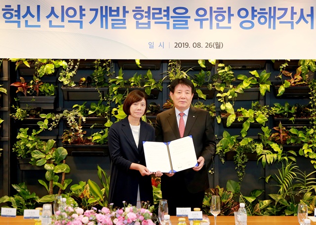 ▲ 이정희 유한양행 대표(우)와 남수연 지아이이노베이션 대표(좌)는 26일 지아이이노베이션 본사에서 MOU를 체결했다. ⓒ유한양행