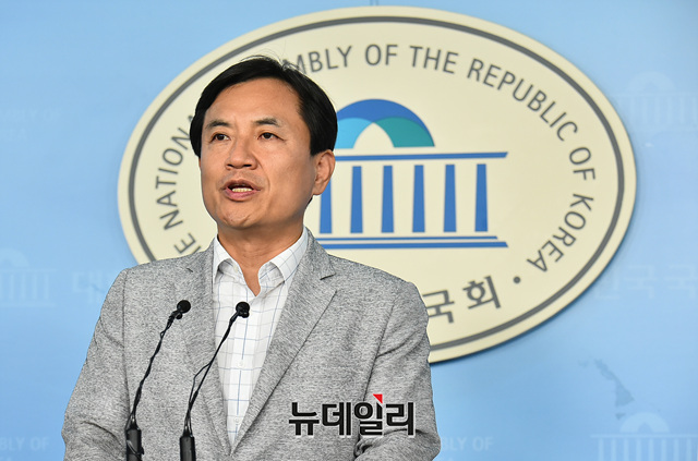 ▲ 김진태 자유한국당 의원이 26일 오전 국회 정론관에서 조국 법무부 장관 후보자 교수 임용 특혜 의혹 관련 기자회견을 갖고 있다. ⓒ이종현 기자