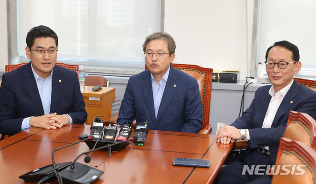 ▲ 26일 서울 여의도 국회에서 열린 여,야 법사위 간사회동에 참석한 왼쪽부터 바른미래당 오신환, 더불어민주당 송기헌, 자유한국당 김도읍 간사가 의견을 나누고 있다. ⓒ뉴시스