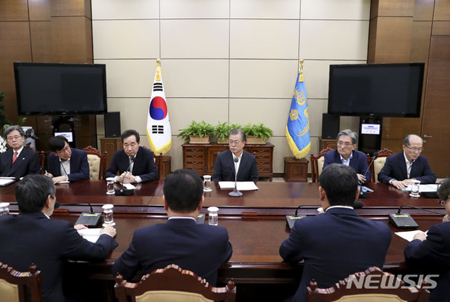 ▲ 지난 22일 지소미아 파기 결정을 문재인 대통령에게 보고하는 국가안보회의 상임위원들. ⓒ뉴시스. 무단전재 및 재배포 금지.