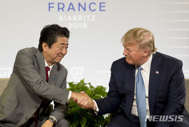 ▲ 지난 25일(현지시간) 프랑스 비아리츠에서 열린 G7에서 정상회담을 갖기 전 포즈를 취하는 아베 신조 일본 총리와 도널드 트럼프 미국 대통령. ⓒ뉴시스 AP. 무단전재 및 재배포 금지.