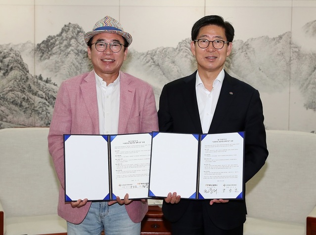 ▲ 조웅래 맥키스컴퍼니 회장과 양승조 충남도지사가 지역인재양성을 위한 협약을 하고 있다.ⓒ맥키스컴퍼니