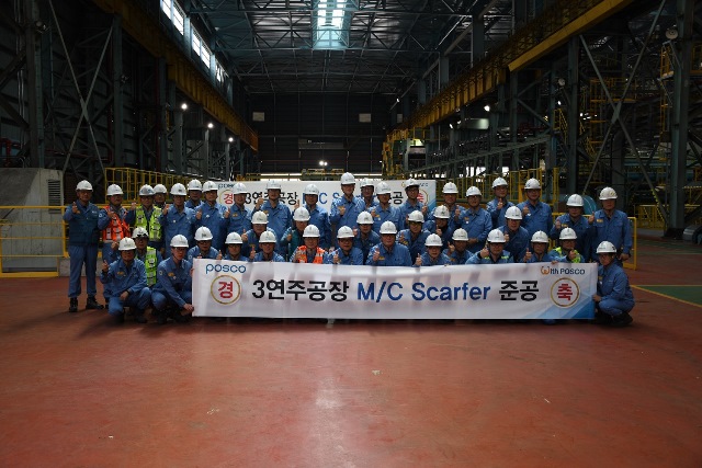 ▲ 참석자들이 3연주공장에서 신설 스카퍼를 기념해 단체사진을 찍고 있다.ⓒ포스코