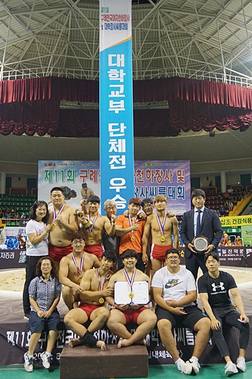 ▲ 대구대 씨름부 선수들이 ‘제11회 구례전국여자천하장사 및 대학장사씨름대회’에서 단체전 우승을 차지한 후 기념 사진을 찍고 있다.ⓒ대한씨름협회