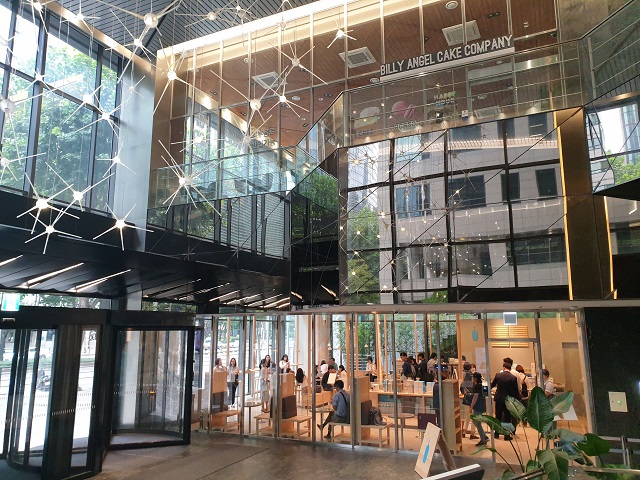 ▲ 서울 강남구 블루보틀 역삼 카페. 건물 2층에는 빌리엔젤이 입점해있다. ⓒ임소현 기자